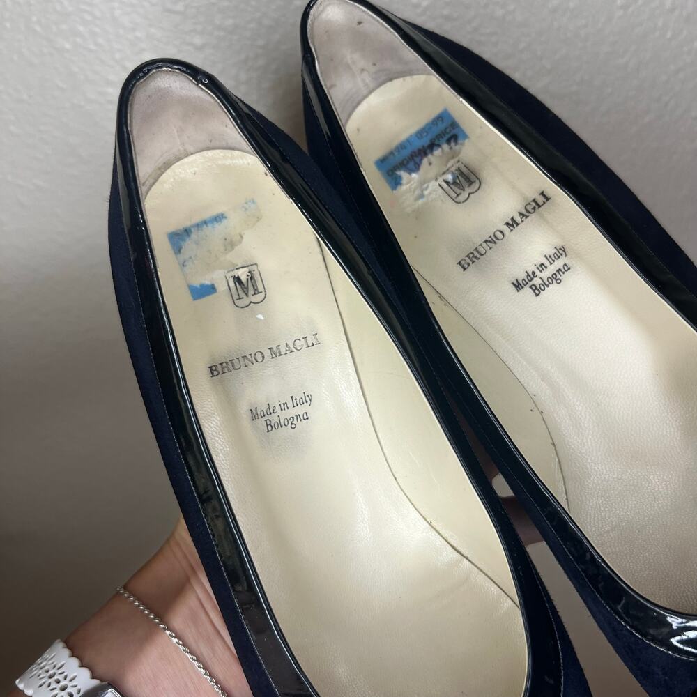 Bruno Magli Dark Navy Blue Suede Patent Leather trim Pumps WOMENS 10 B - Picture 4 of 7